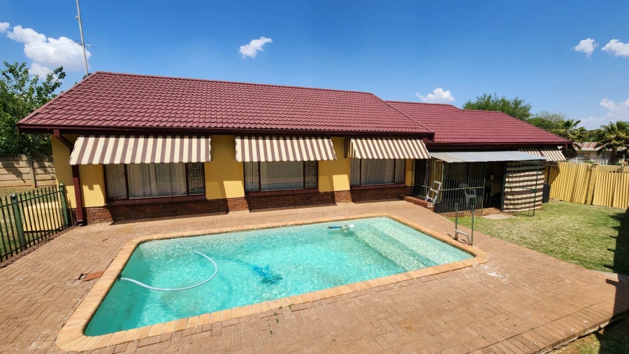 4 Bedroom Property for Sale in Uitsig Free State